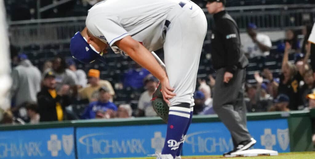 LE ENCONTRARON LA PELOTA A JULIO URÍAS EN PITTSBURGH