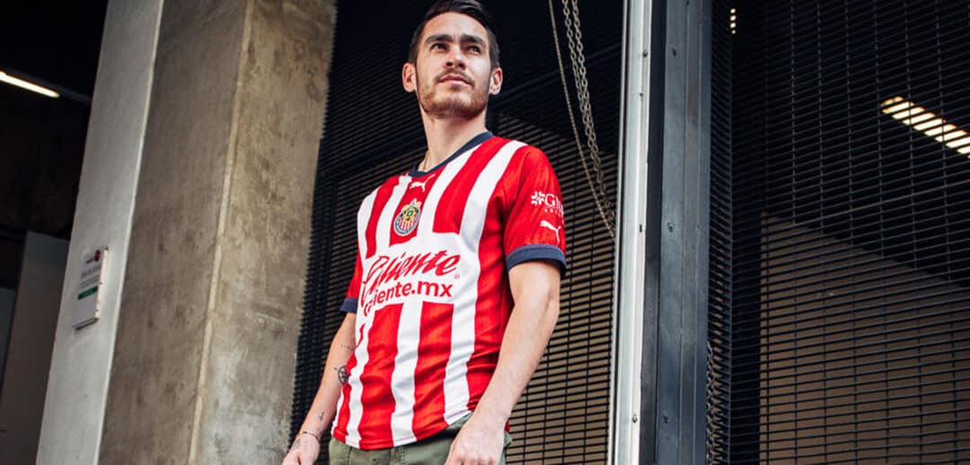 EL CULICHI CANELO ANGULO PORTANDO EL NUEVO JERSEY DE CHIVAS