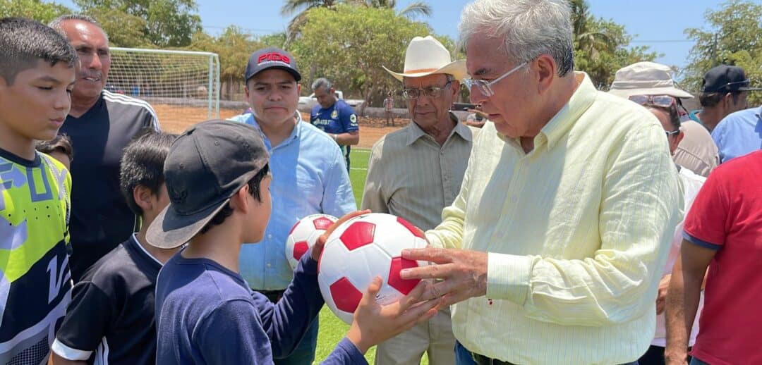 El gobernador donó balones a la juventud de Angostura