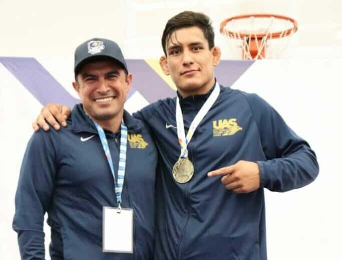 Vargas posa con su medalla de oro