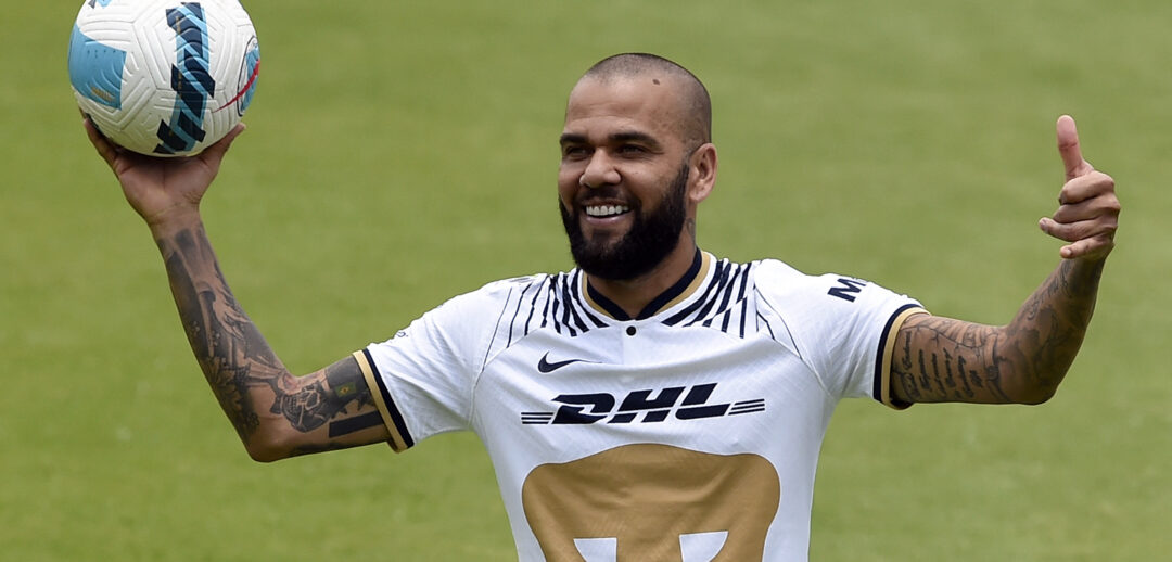 DANI ALVES YA PORTA LOS COLORES DE LOS PUMAS