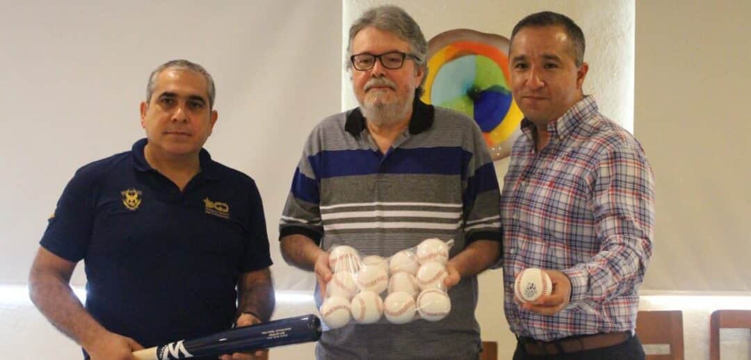 ROBERTO TAPIA, PRESIDENTE DE LA LIGA UNIVERSITARIA, ENTREGÓ DONACIÓN DE BATES Y PELOTAS AL EQUIPO DE LA UAS