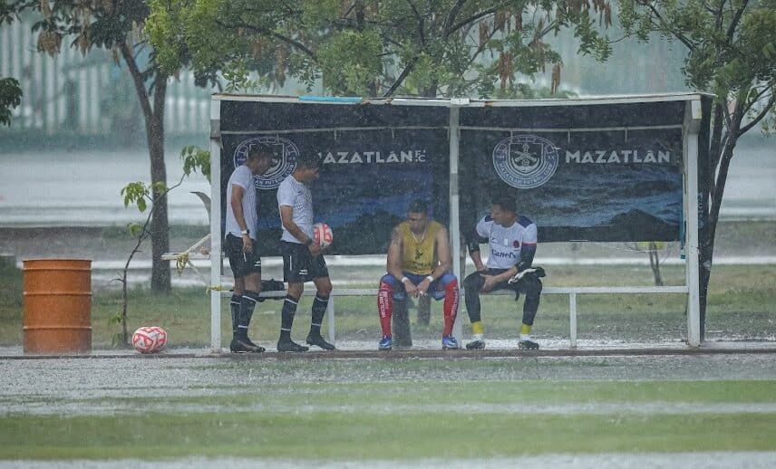 LA LLUVIA HIZO DE LAS SUYAS EN EL PUERTO MAZATLECO