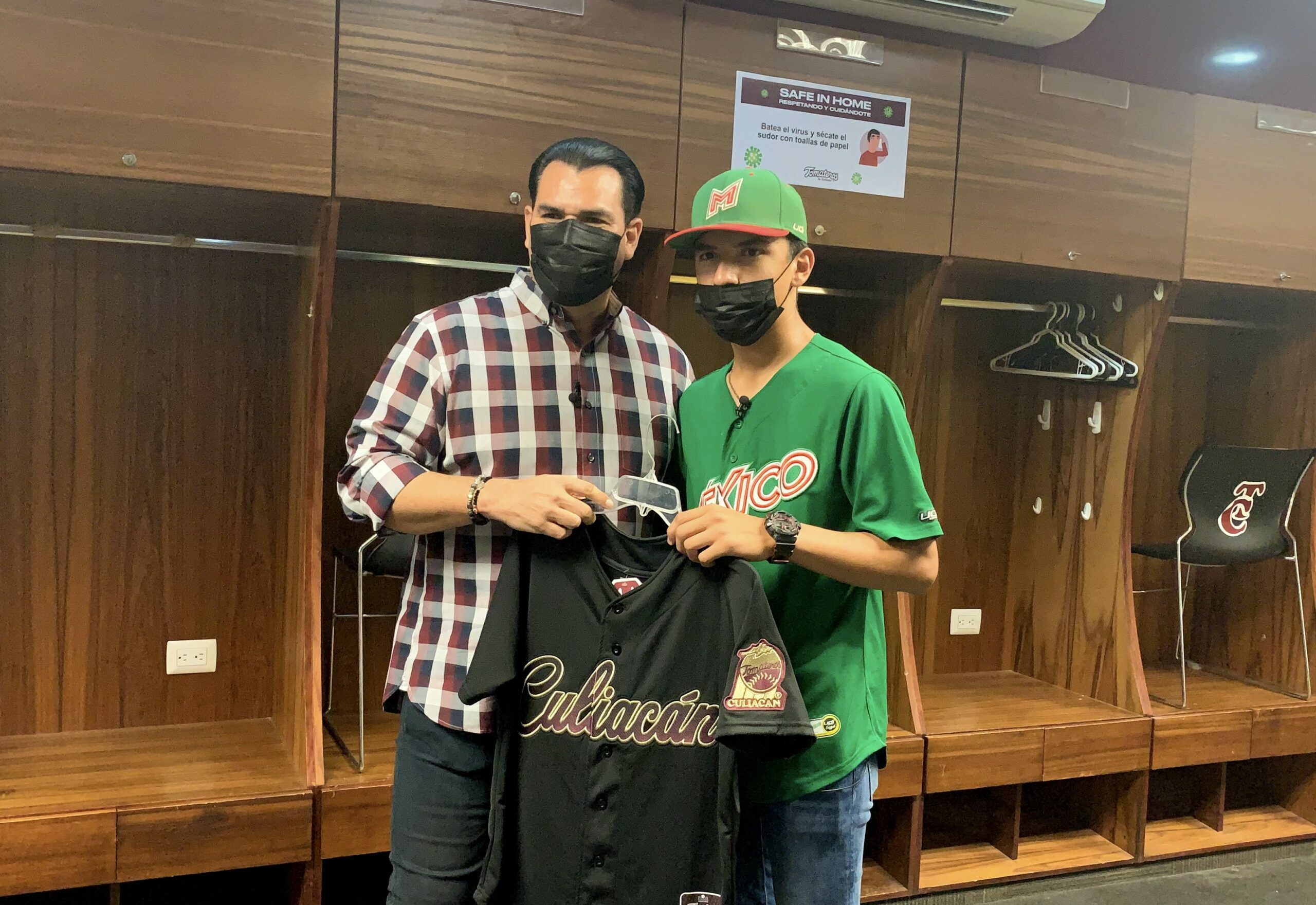 MARIO VALDEZ ENTREGO EL JERSEY DE LOS GUINDAS A EZEQUIEL RIVERA