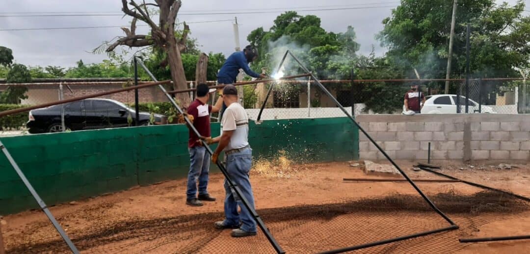 REHABILITAN CAMPO DE BEISBOL EN EL EJIDO FLORES MAGÓN