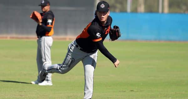 Elmer Dessens, Coachde pitcheo , durante entrenamiento de los