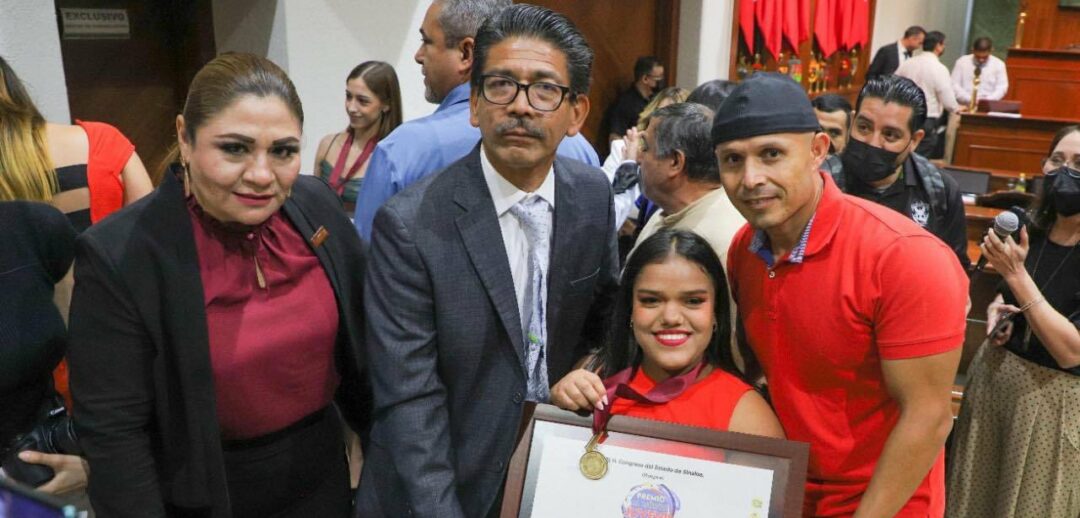 PAULETH MEJÍA RECIBIÓ EL PREMIO ESTA MAÑANA