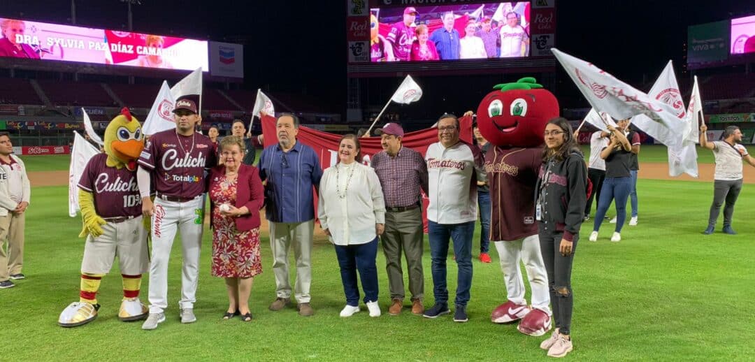 LA RECTORA DE LA UADEO CULIACÁN LANZÓ LA PRRIMERA BOLA EN EL TOMATEROS VS ALGODONEROS