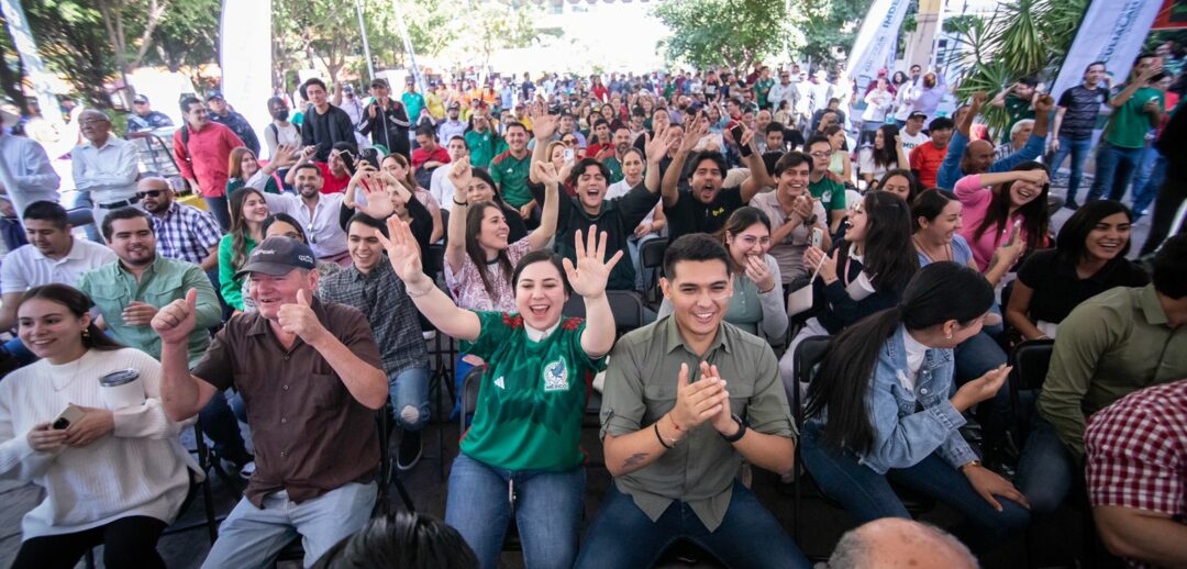 LOS CULICHIS SE REUNIERON PARA VER EL PARTIDO EN LAS PANTALLAS QUE COLOCÓ EL AYUNTAMIENTO