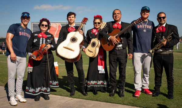 CON TODO Y MARIACHI, ALEX VERDUGO Y JARREN DURÁN HACEN PRESENTACIÓN SOBRE MÉXICO