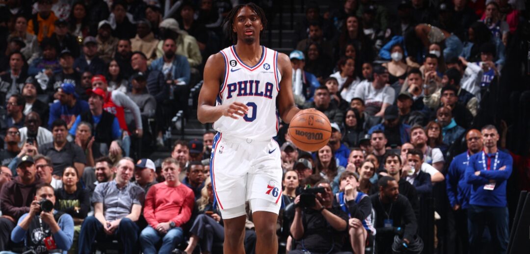 LOS SIXERS SE PONEN A UN TRIUNFO DE ELIMINAR A NETS