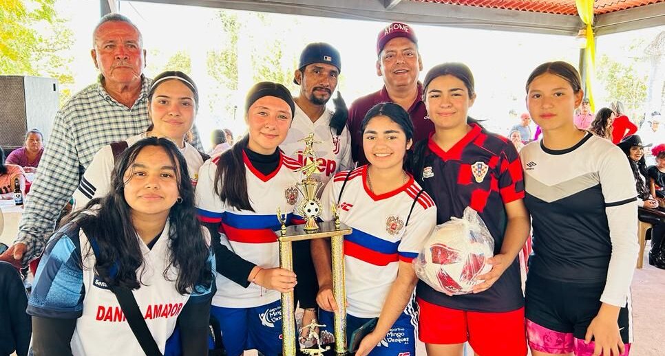 PREMIAN A CAMPEONAS DEL TORNEO RELÁMPAGO DE FÚTBOL FEMENIL EJIDO 18 DE MARZO