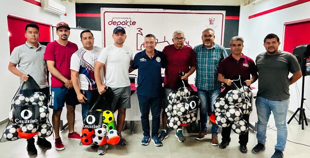 FUTBOLISTAS AHOMENSES RECIBEN MATERIAL DEPORTIVO