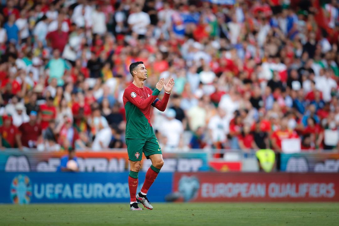 CR7 FESTEJA CON AFICIONADO QUE SE METIÓ A LA CANCHA