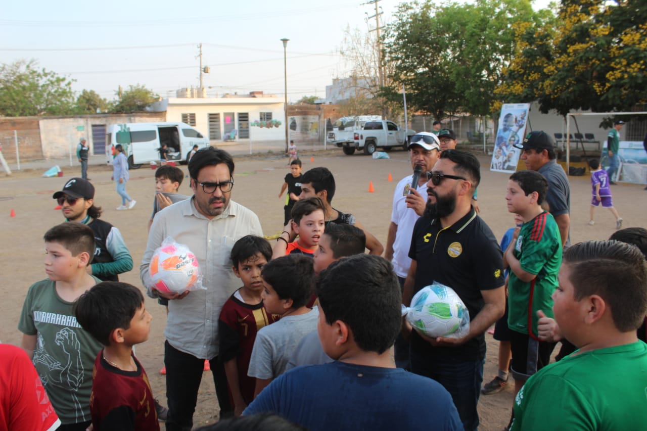 Juan De Dios entrega balones