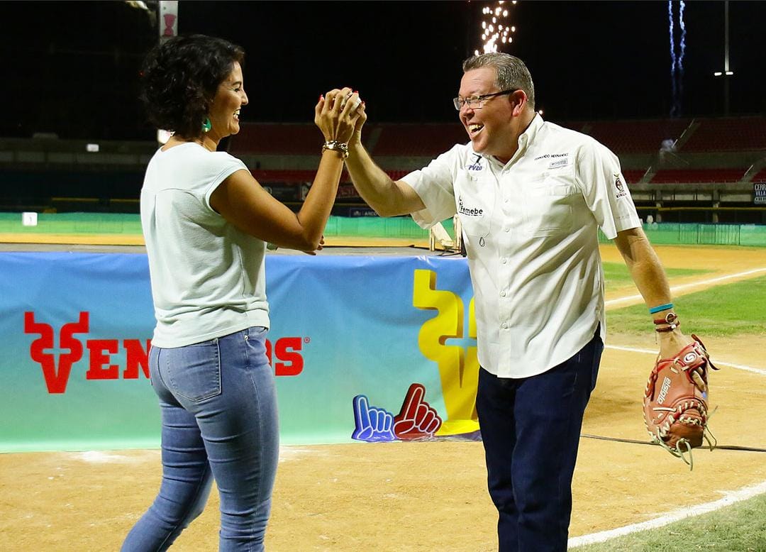 La directora del IMDEM, Fabiola Judith Verde Rosas, y Fernando Hernández, presidente de la Asociación Estatal de Beisbol