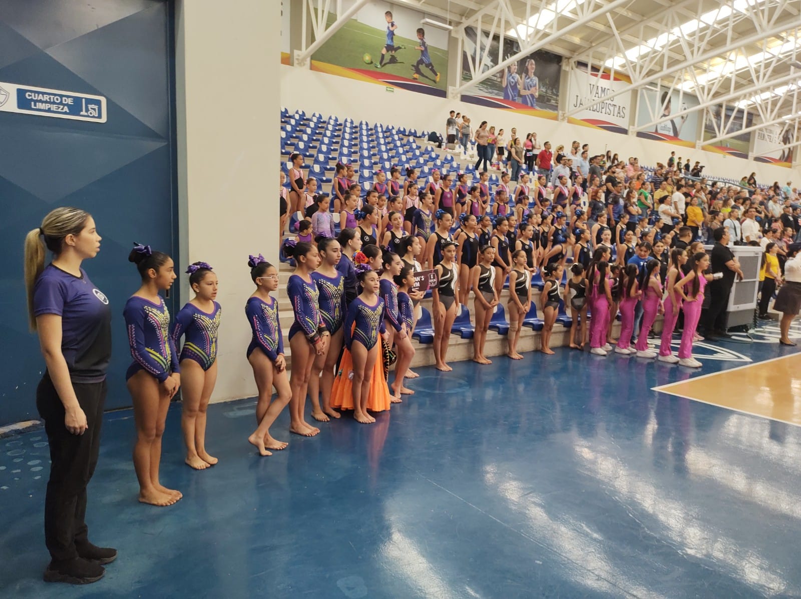 DECENAS DE PEQUEÑAS GIMNASTAS DIERON MUESTRA DE SU ENORME TALENTO