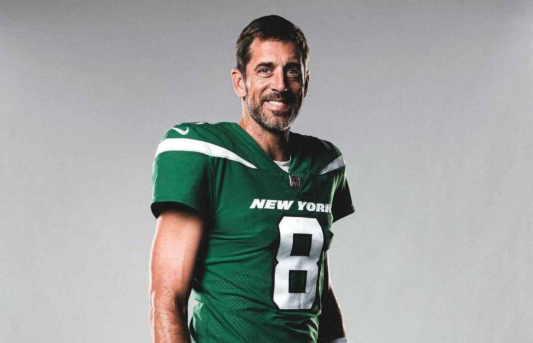 AARON RODGERS YA CON EL UNIFORME DE LOS JETS