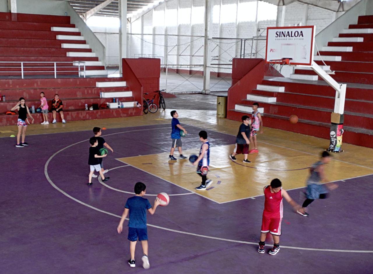 LOS PEQUEÑOS DISFRUTAN AL MÁXIMO DEL BASQUETBOL