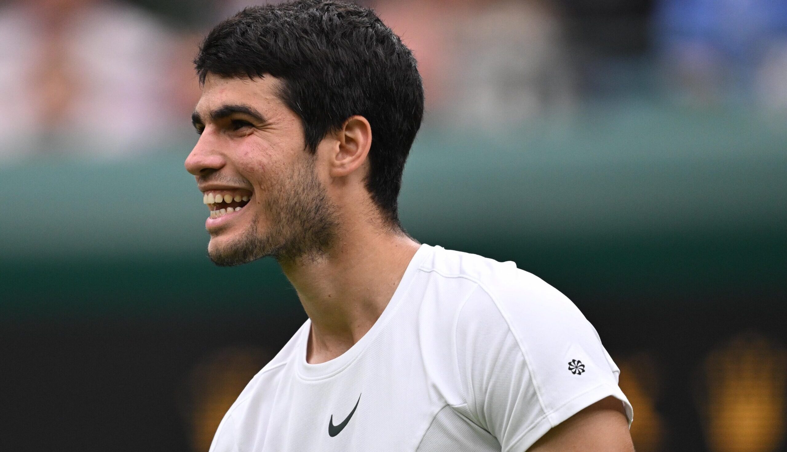 CARLOS ALCARAZ INICIÓ CON TRIUNFO EN WIMBLEDON