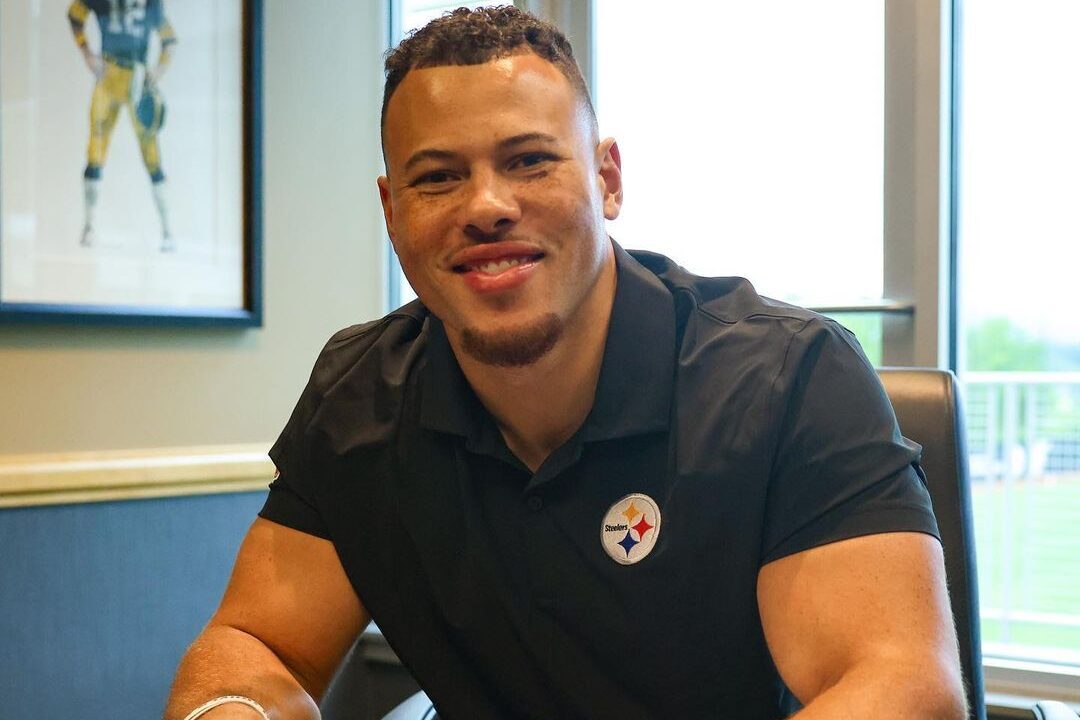 ALEX HIGHSMITH RENOVÓ CON LOS STEELERS