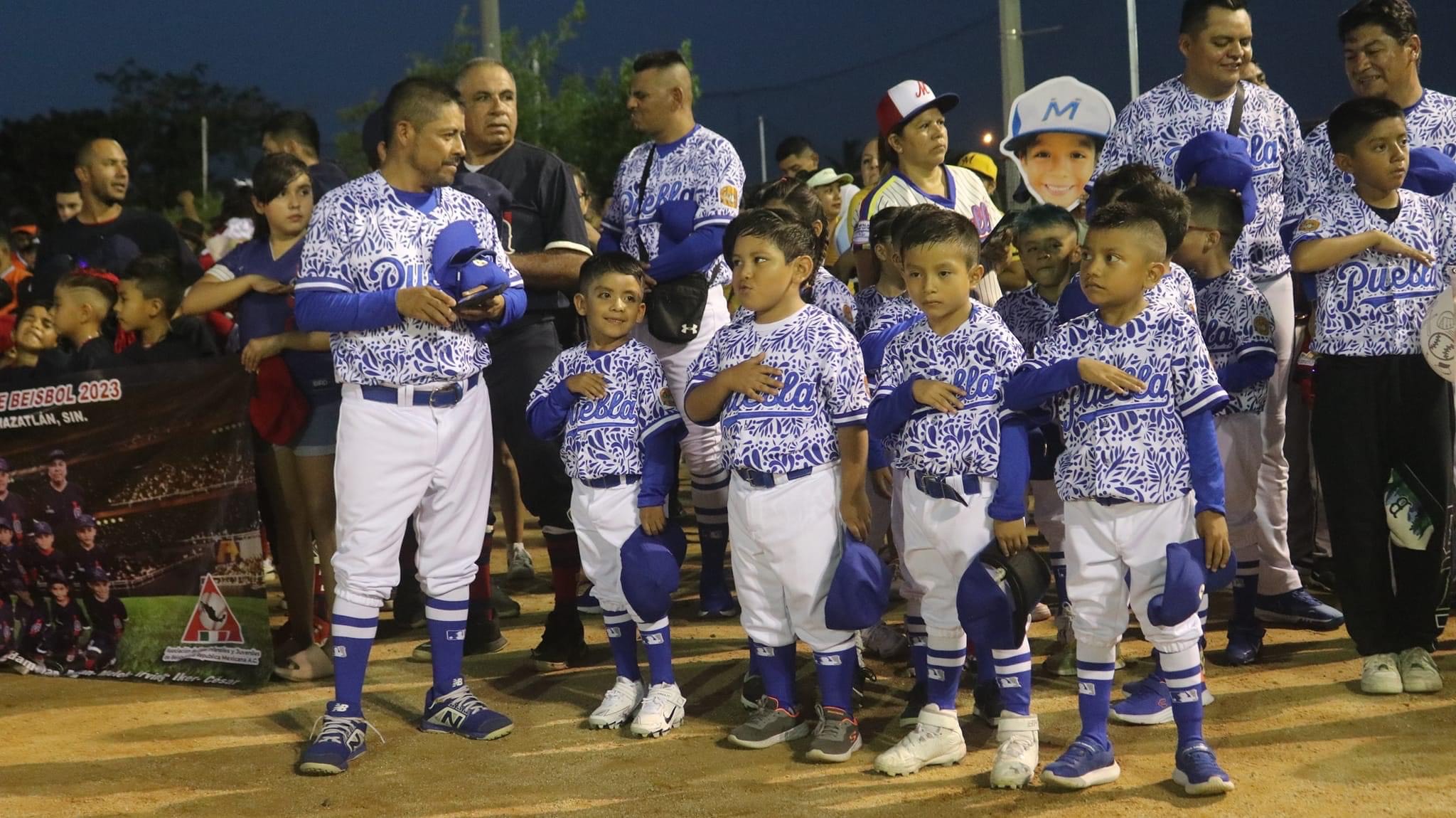 SE CANTA EL PLAY BALL EN EL NACIONAL CATEGORÍA PASTEL