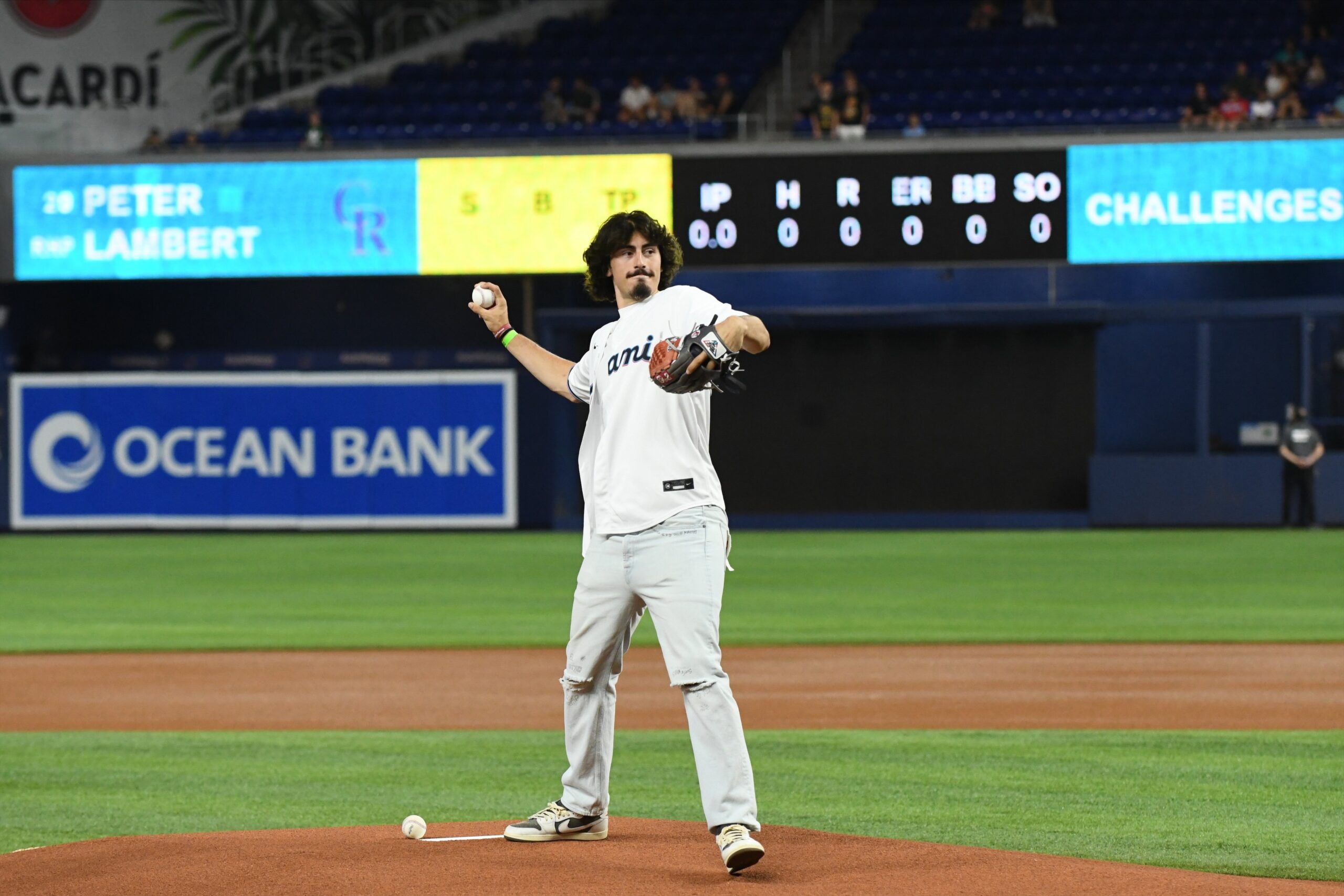 JÁQUEZ JR LANZÓ LA PRIMERA BOLA EN EL MARLINS CONTRA ROCKIES