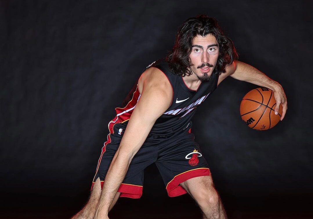 JAIME JÁQUEZ JR POSA CON EL UNIFORME DEL MIAMI HEAT