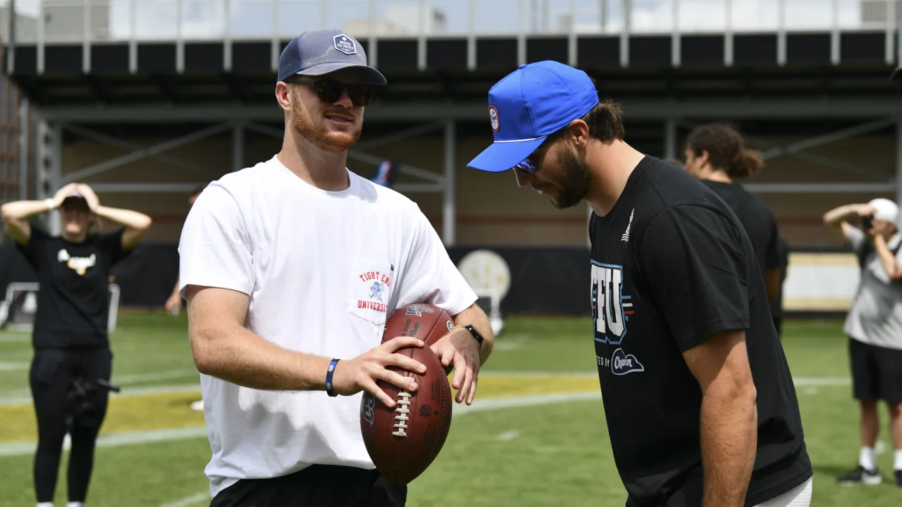 SAM DARNOLD (IZQUIERDA) DE LOS SAN FRANCISCO 49ERS