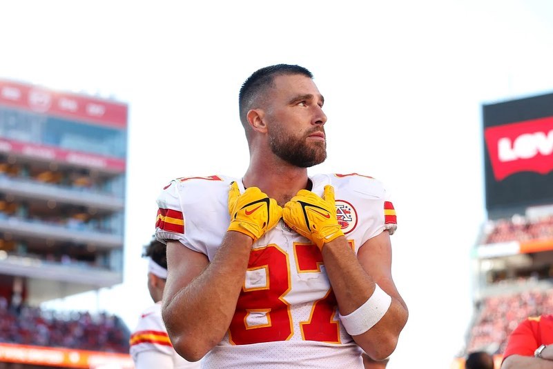 TRAVIS KELCE, ALA CERRADA DE LOS CHIEFS