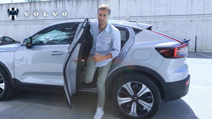 SERGIO CANALES DESLUMBRA CON SU AUTO NUEVO EN MONTERREY