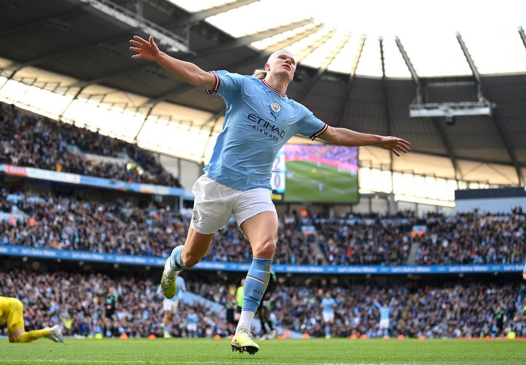 ERLING HAALAND FESTEJA UN GOL EN EL CAMPO