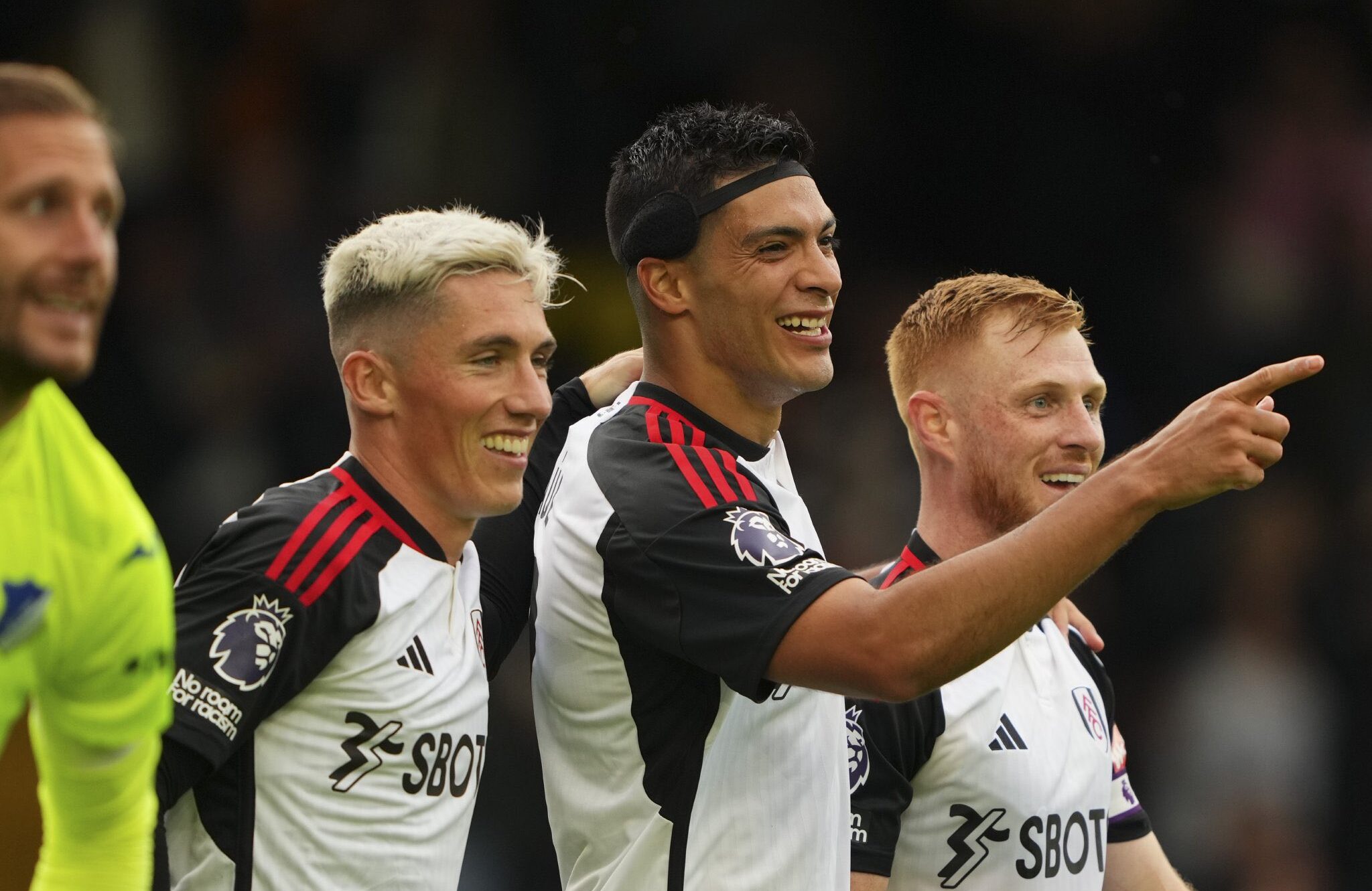 RAÚL JIMÉNEZ SE QUEDÓ CERCA DEL GOL CON EL FULHAM EN SU DEBUT