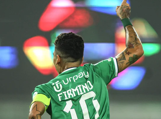 ROBERTO FIRMINO BRILLÓ CON 3 GOLES EN SU DEBUT CON EL AL AHLI