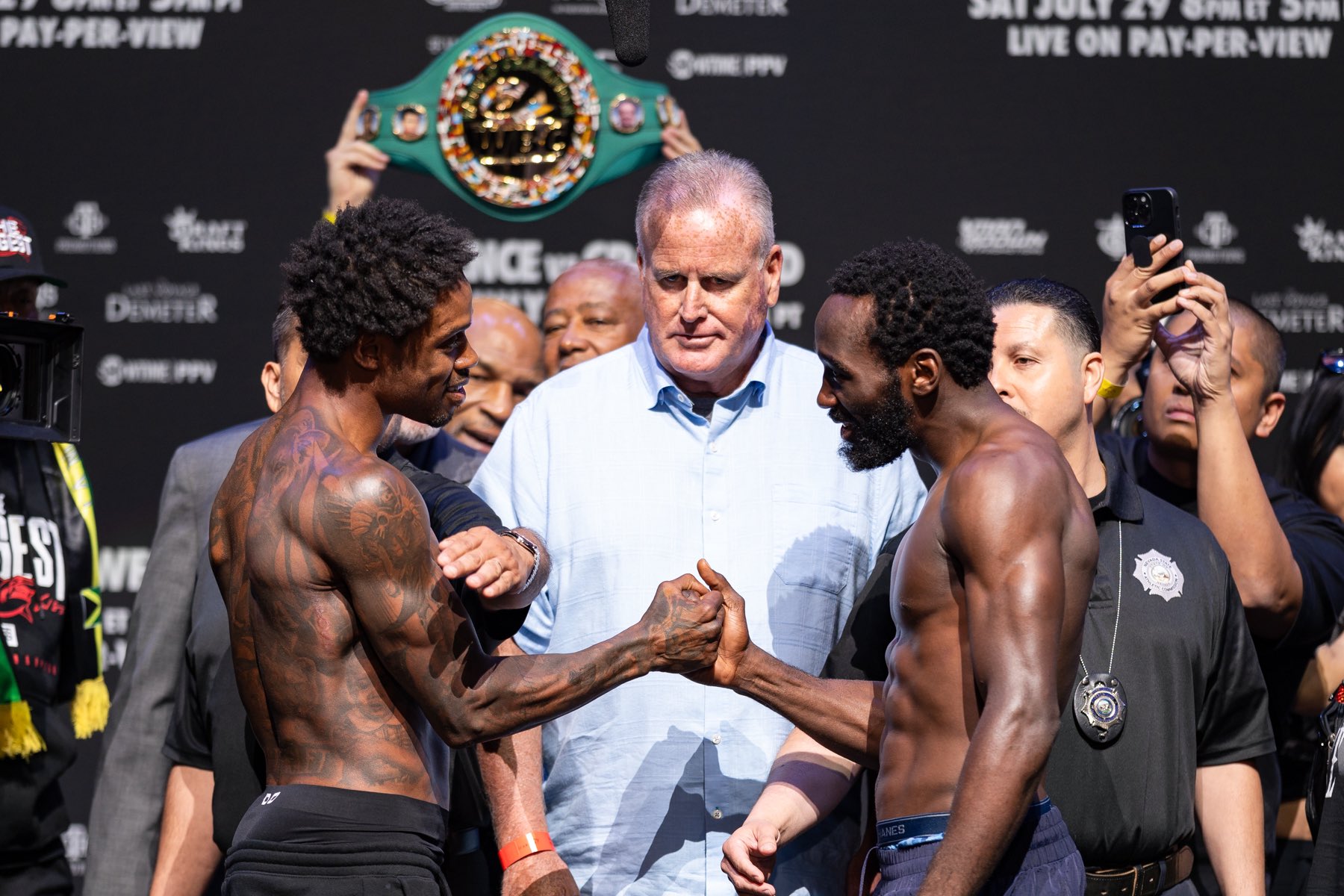 ERROL SPENCE JR Y TERENCE CRAWFORD SE SALUDAN EN CEREMONIA DE PESAJE