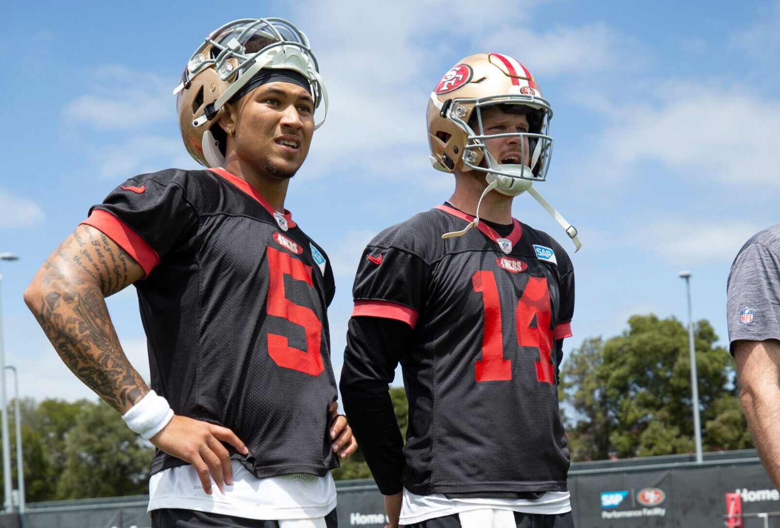 TREY LANCE (IZQUIERDA) Y SAM DARNOLD