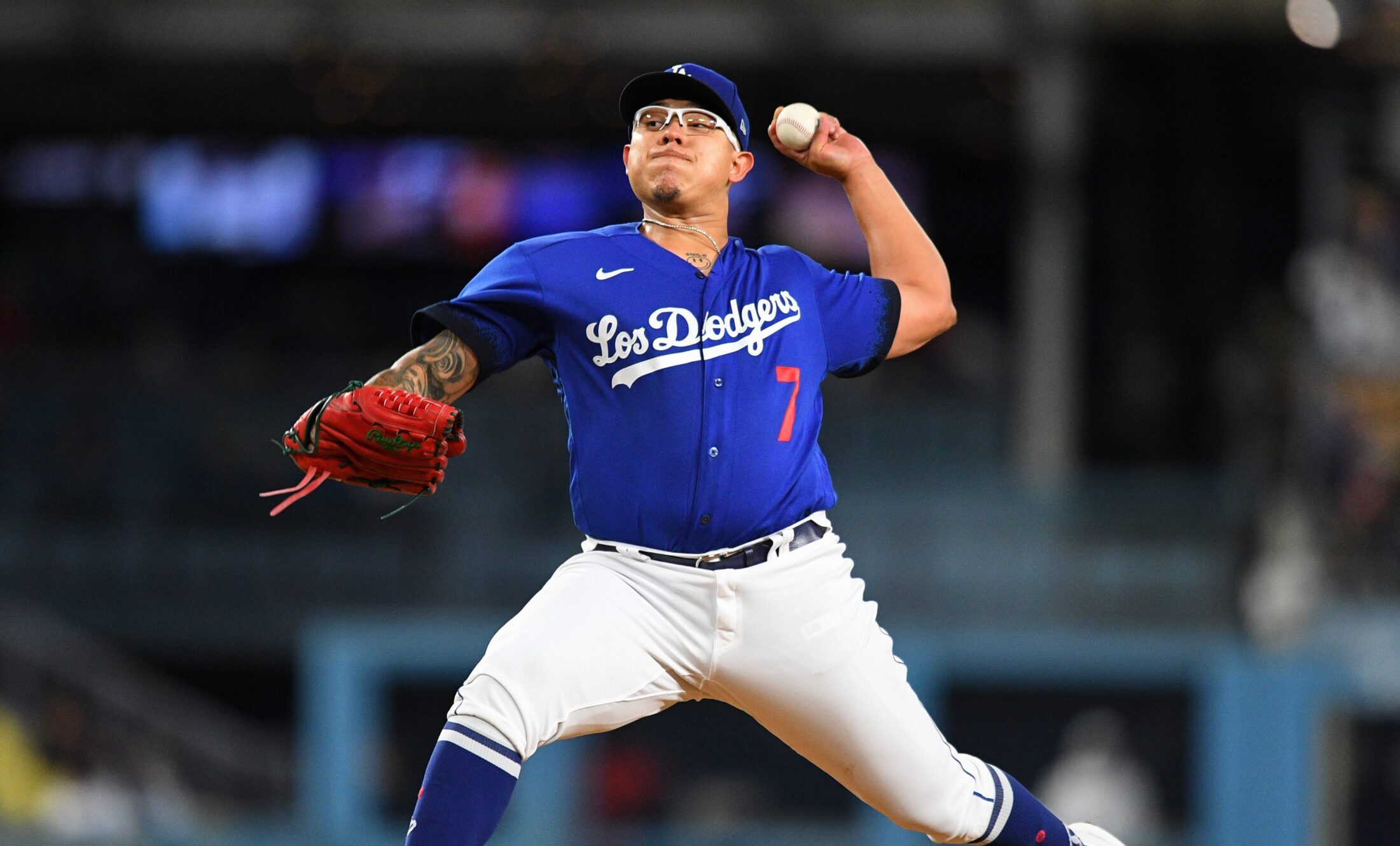 JULIO URÍAS LANZA ESTA NOCHE PARA LOS DODGERS