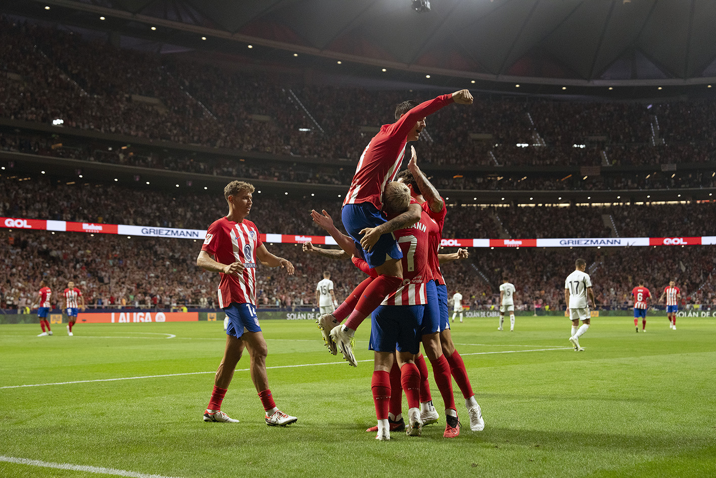 Colchoneros festejando gol de Griezmann