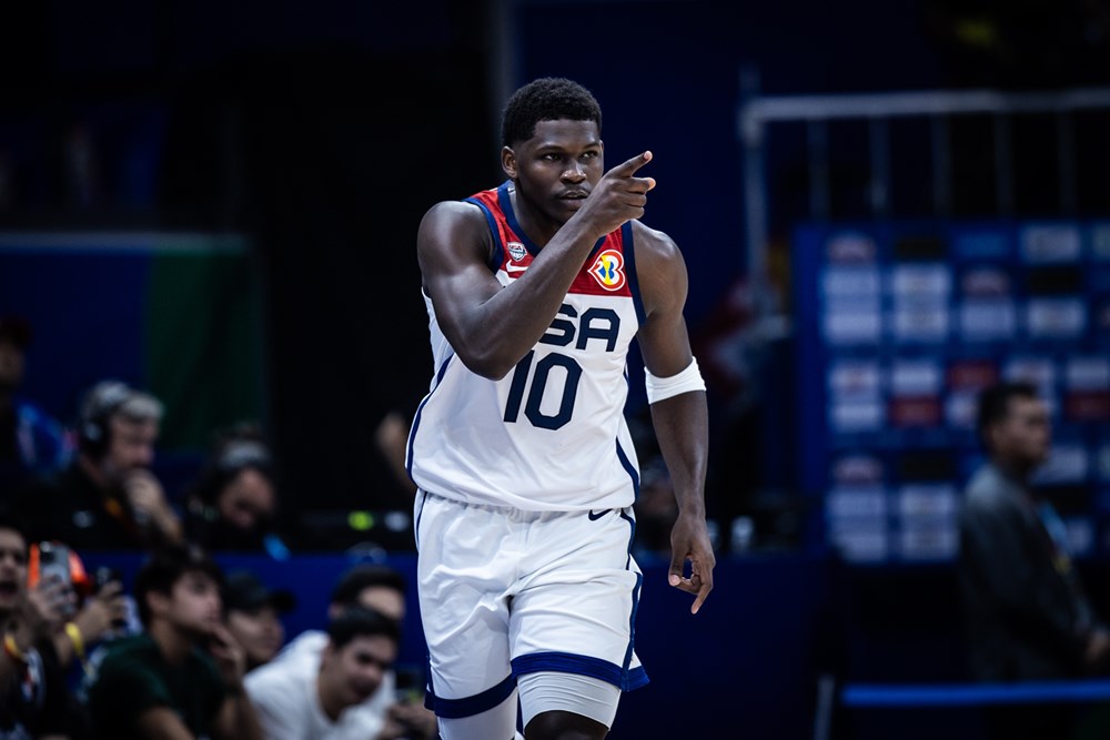 ANTHONY EDWARDS DE LOS ESTADOS UNIDOS CELEBRA EL TRIUNFO ANTE MONTENEGRO