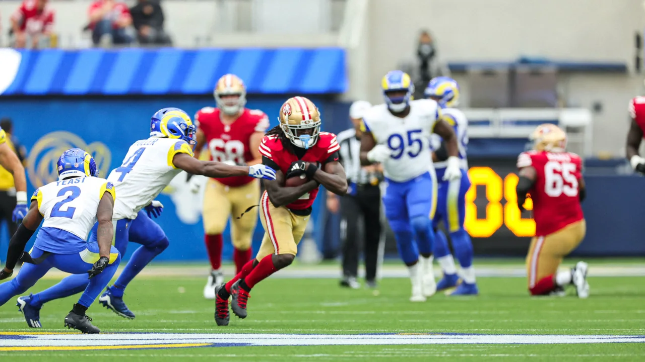 BRANDON AIYUK EN UN JUEGO ANTE LOS RAMS