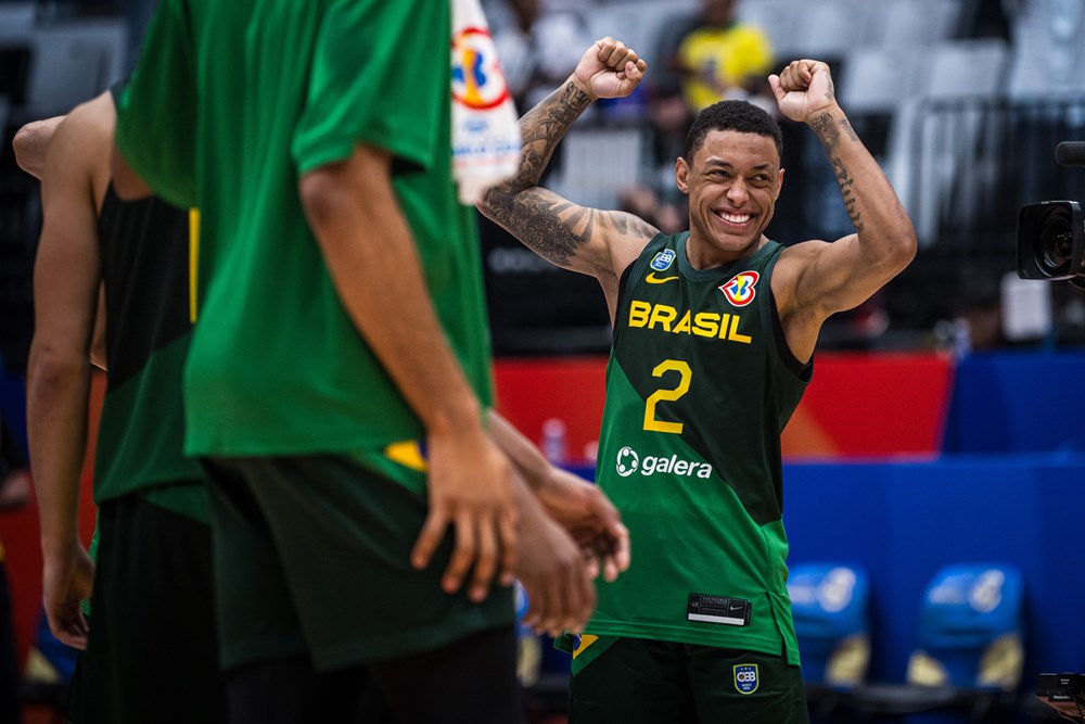 JUGADORES DE BRASIL FESTEJAN EL TRIUNFO ANTE CANADÁ