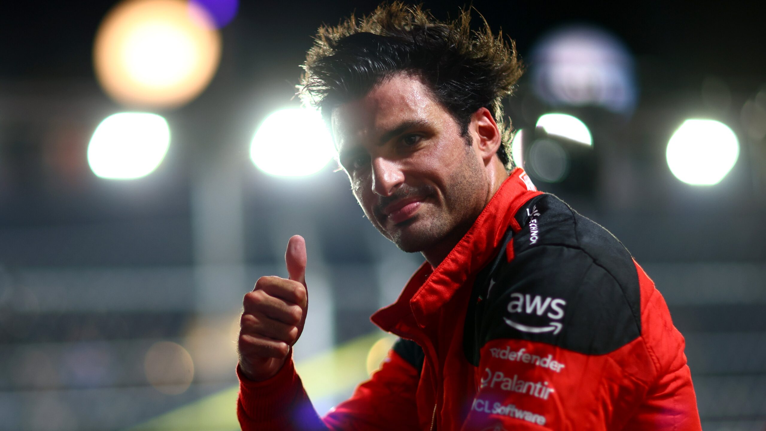 CARLOS SAINZ FESTEJA EL GANAR LA POLE PREVIO AL GRAN PREMIO DE SINGAPUR