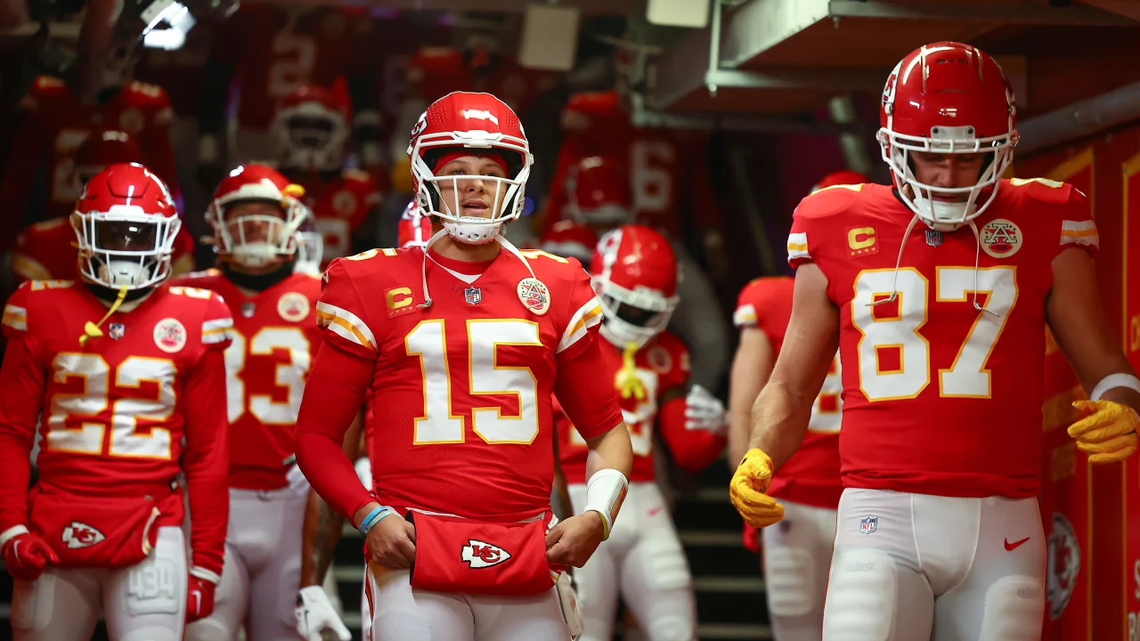 JUGADORES DE LOS CHIEFS SALEN AL CAMPO ANTE LOS JAGUARS