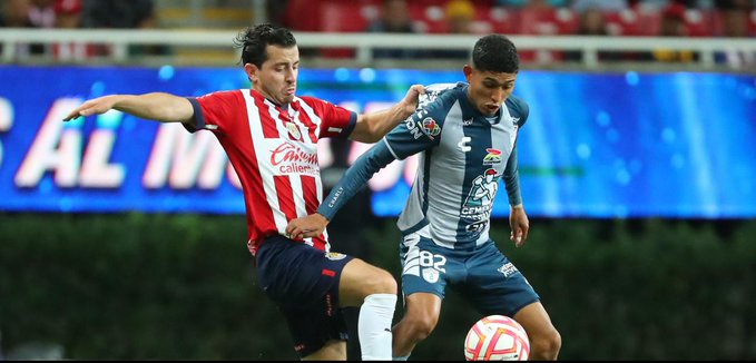 CHIVAS Y PACHUCA DURANTE UN PARTIDO PASADO