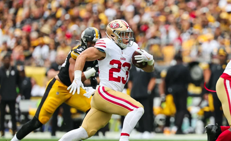 CHRISTIAN MCCAFFREY DURANTE EL PARTIDO DE LA SEMANA 1 ANTE LOS STEELERS