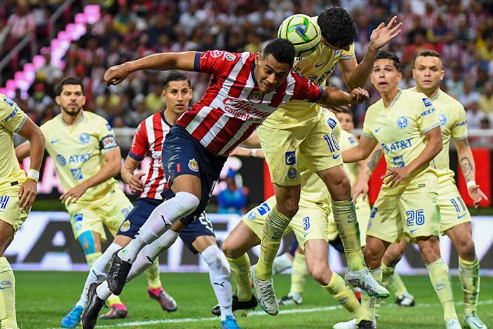 JUGADORES DE CHIVAS Y DEL AMÉRICA SE PELEAN POR EL BALÓN