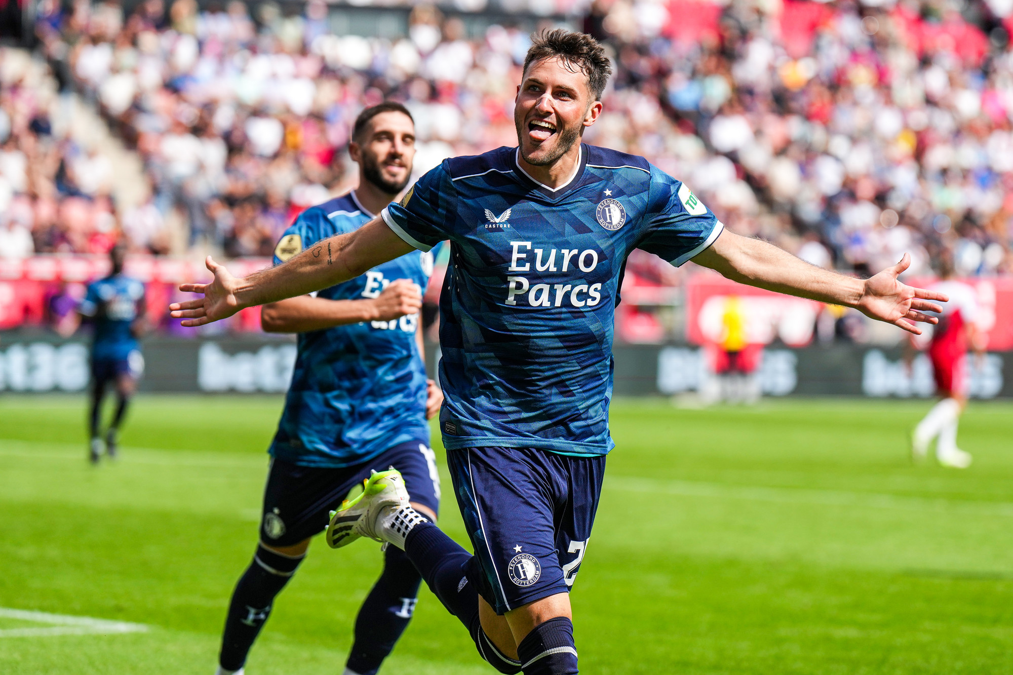 DOBLETE DE SANTIAGO GIMENEZ EN LA GOLEADA ANTE EL UTRECHT