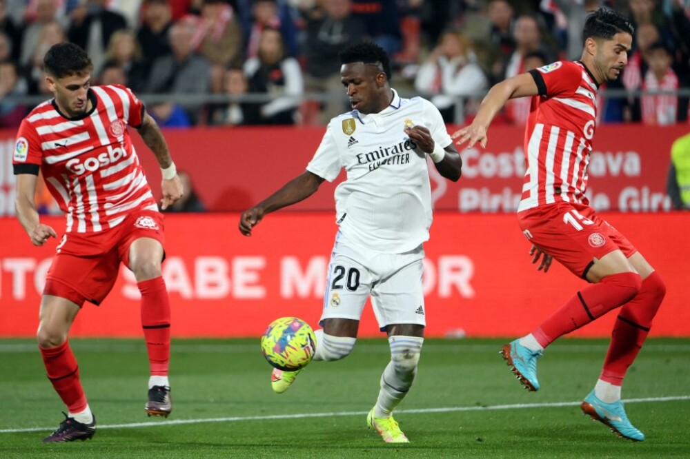 Vini Jr gambeteando a defensas del Girona