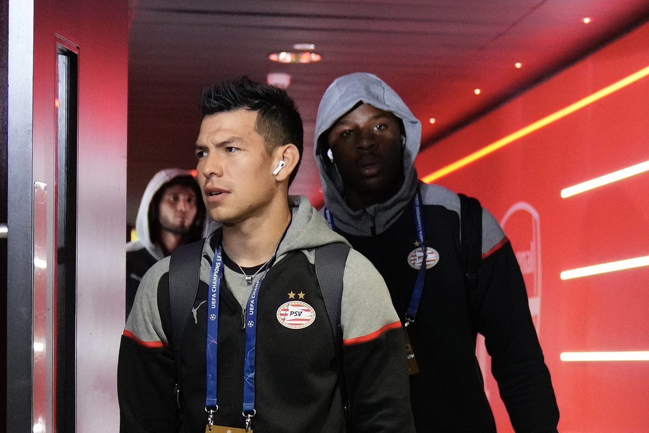 HIRVING LOZANO LLEGANDO AL CAMPO DE JUEGO PREVIO A UN PARTIDO