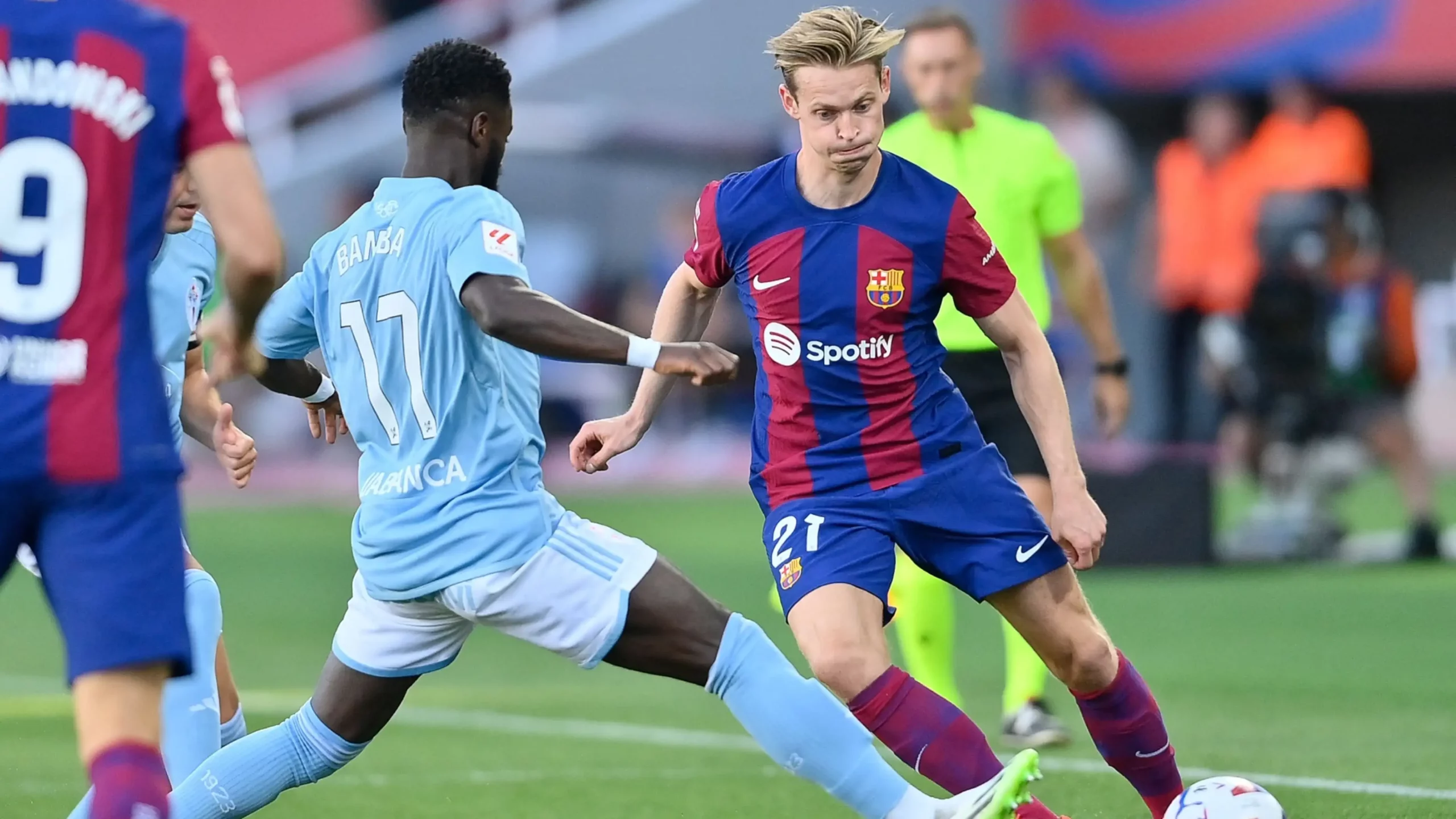 De Jong disputando un balón